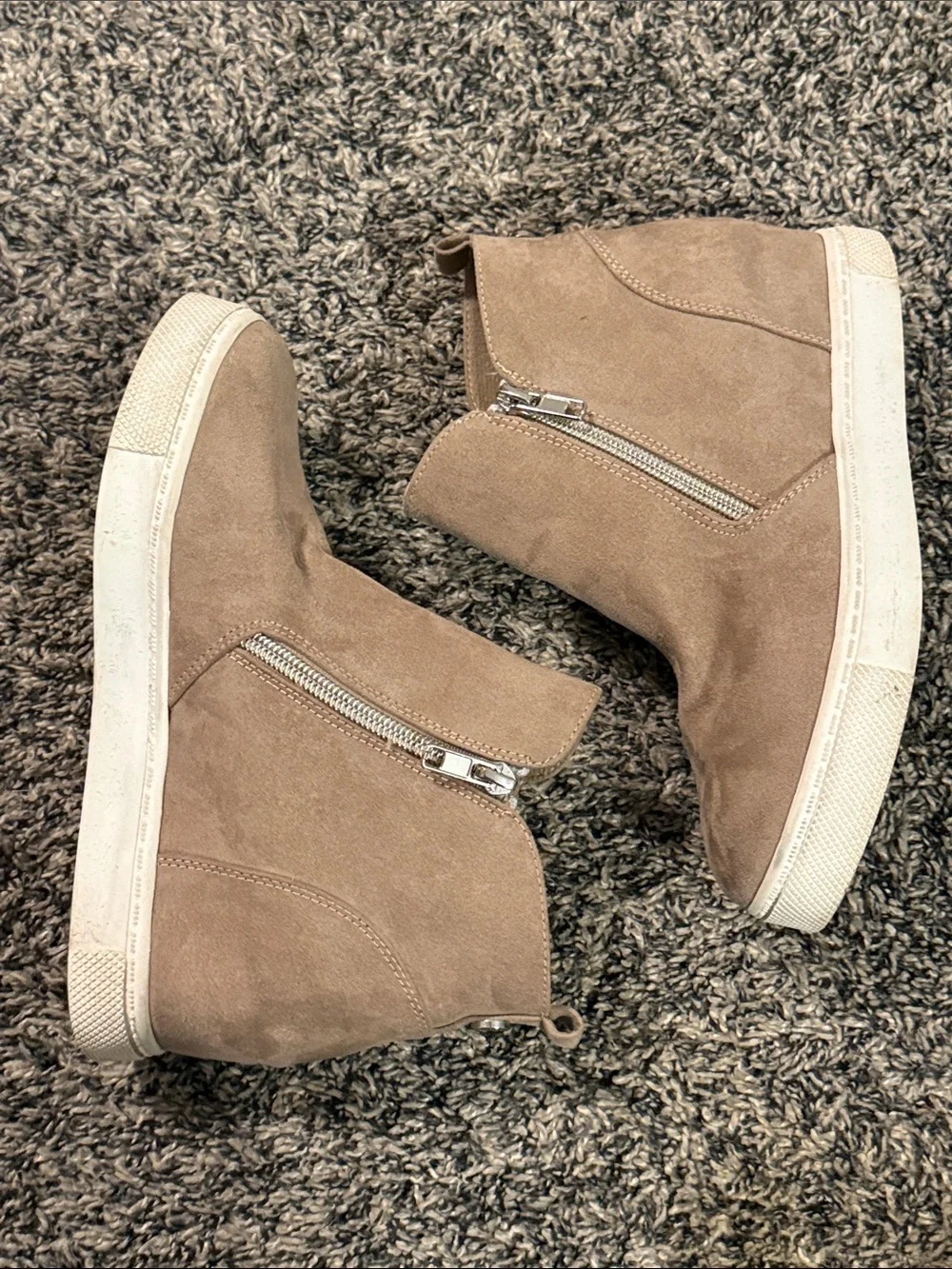 Steve Madden Wedgie Size 5 Taupe Hidden Wedge Sneaker Booties